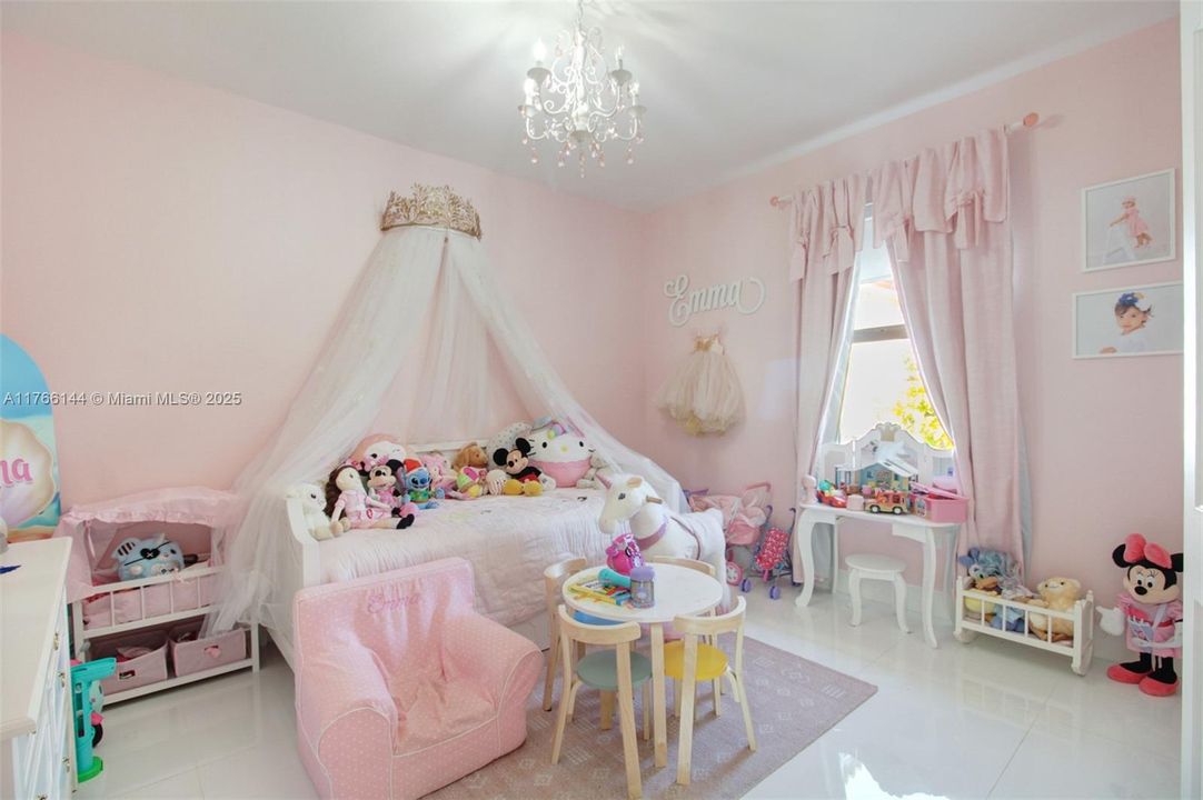 最近售出: $1,065,000 (4 贝兹, 3 浴室, 2722 平方英尺)