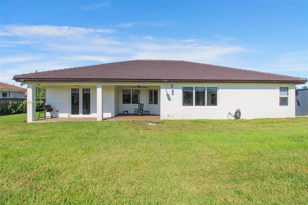 最近售出: $1,065,000 (4 贝兹, 3 浴室, 2722 平方英尺)