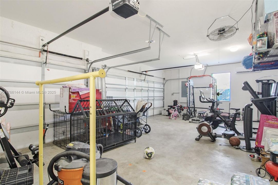 最近售出: $1,065,000 (4 贝兹, 3 浴室, 2722 平方英尺)