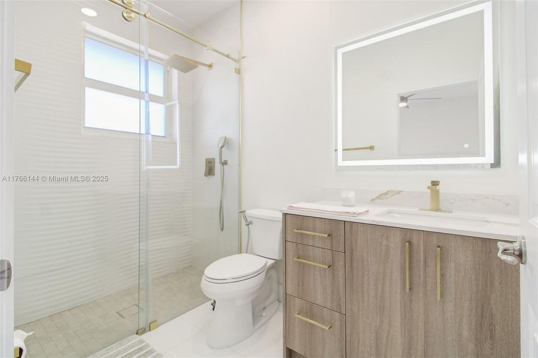 最近售出: $1,065,000 (4 贝兹, 3 浴室, 2722 平方英尺)