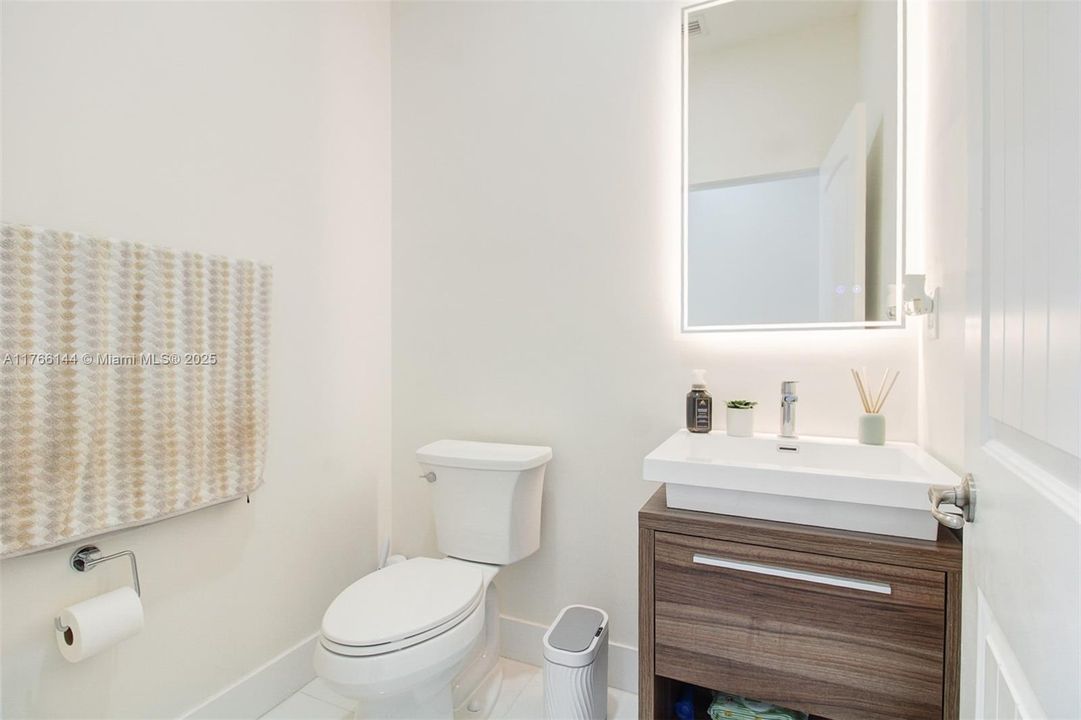 最近售出: $1,065,000 (4 贝兹, 3 浴室, 2722 平方英尺)