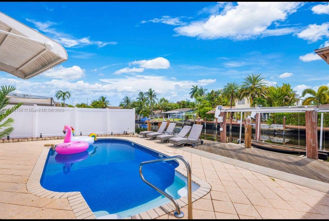 Recientemente alquilado: $5,550 (3 camas, 2 baños, 2458 Pies cuadrados)