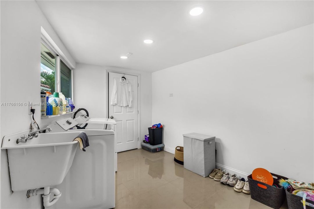 Recientemente alquilado: $5,550 (3 camas, 2 baños, 2458 Pies cuadrados)