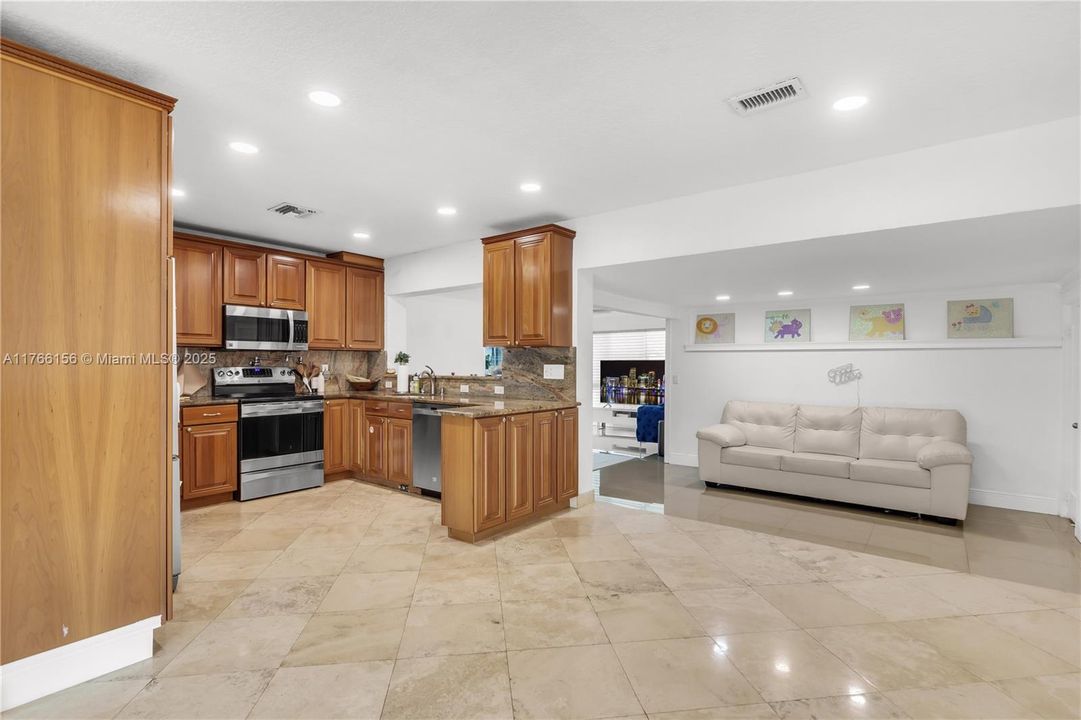 Recientemente alquilado: $5,550 (3 camas, 2 baños, 2458 Pies cuadrados)