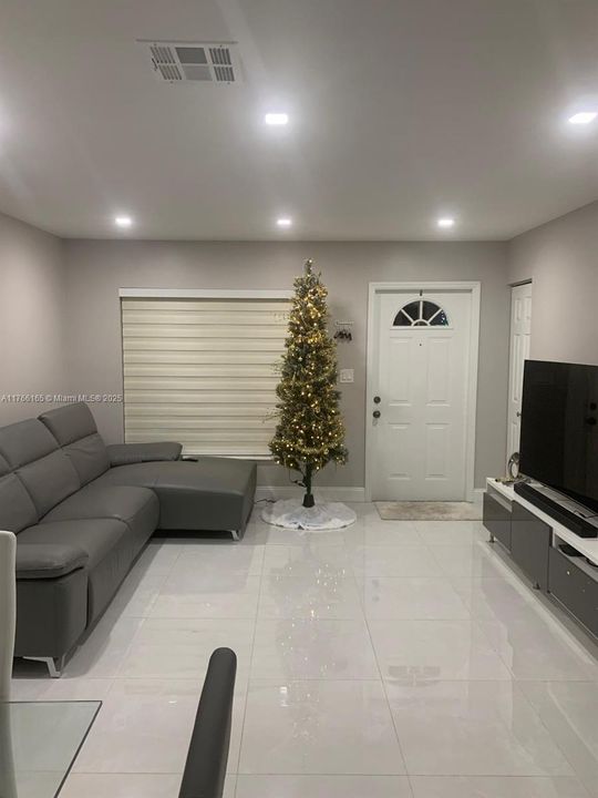 For Sale: $590,000 (3 beds, 2 baths, 958 Square Feet)