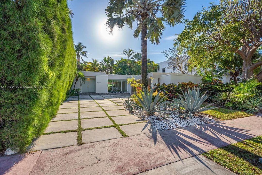 For Sale: $3,377,000 (3 beds, 3 baths, 2123 Square Feet)