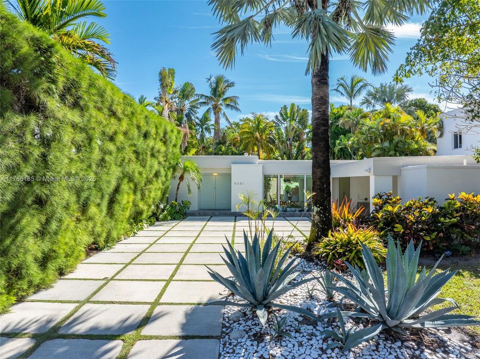 For Sale: $3,377,000 (3 beds, 3 baths, 2123 Square Feet)