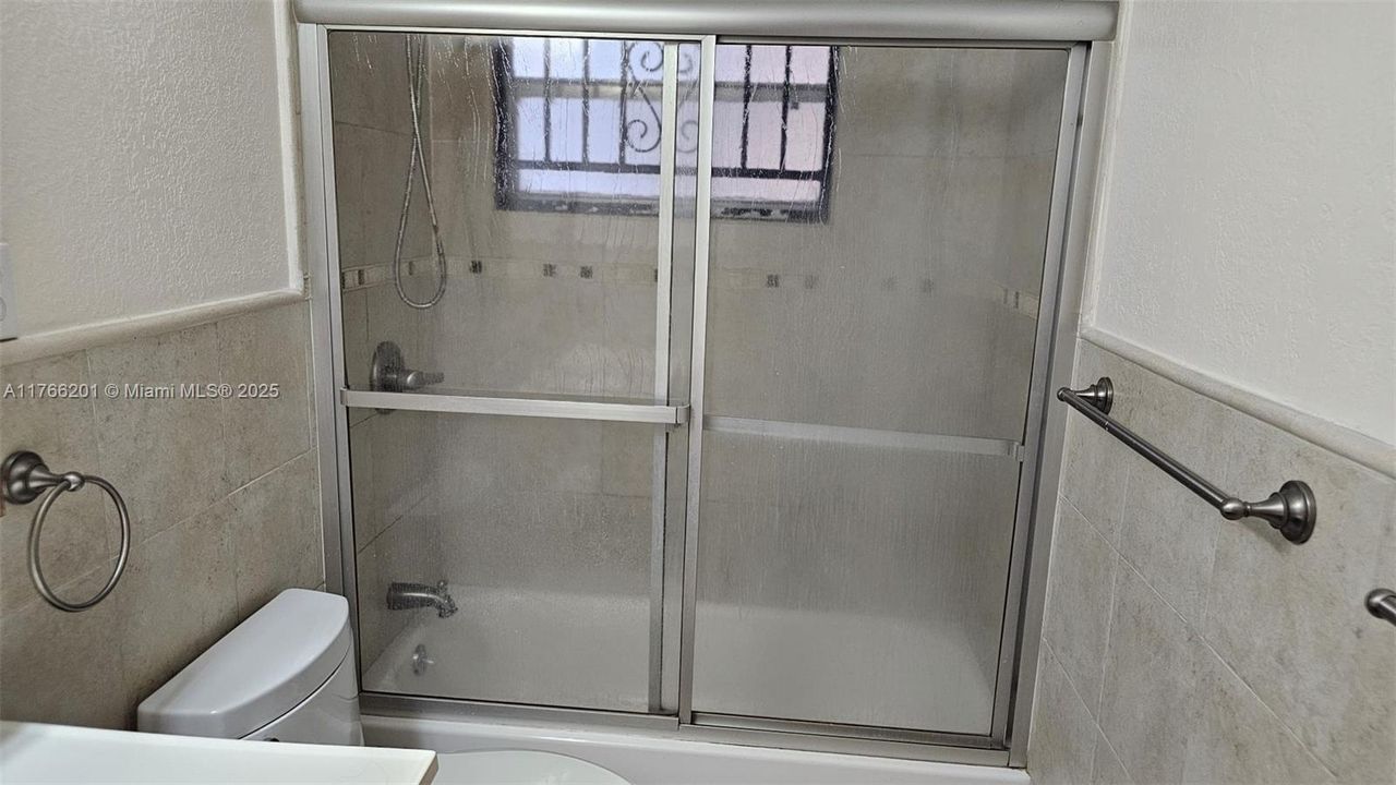 For Sale: $250,000 (2 beds, 2 baths, 1003 Square Feet)