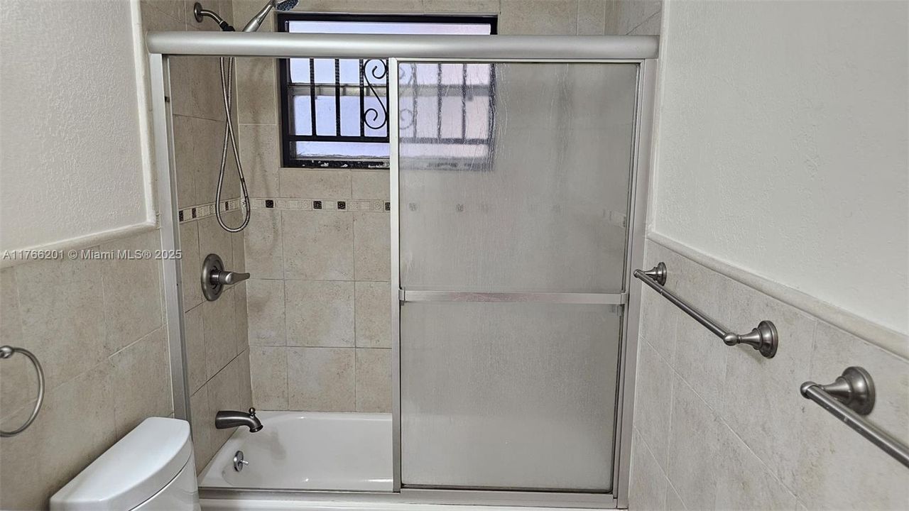 For Sale: $250,000 (2 beds, 2 baths, 1003 Square Feet)