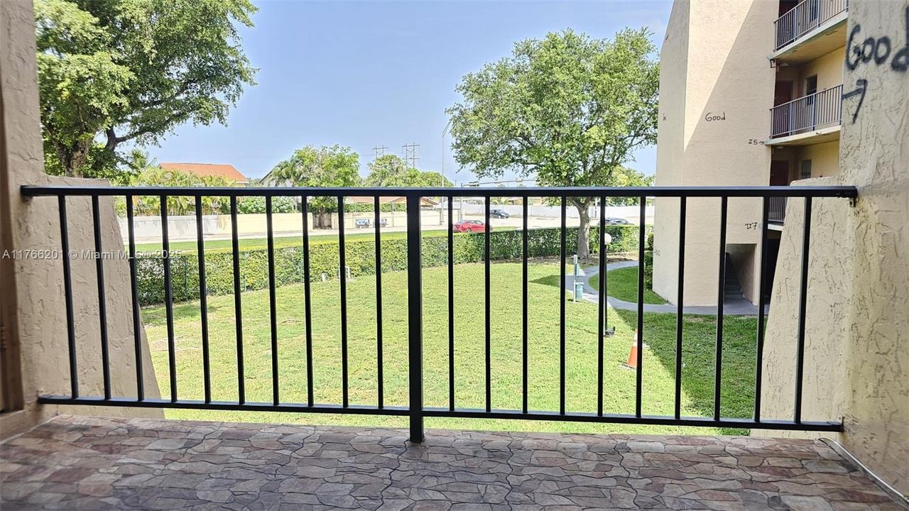 For Sale: $250,000 (2 beds, 2 baths, 1003 Square Feet)