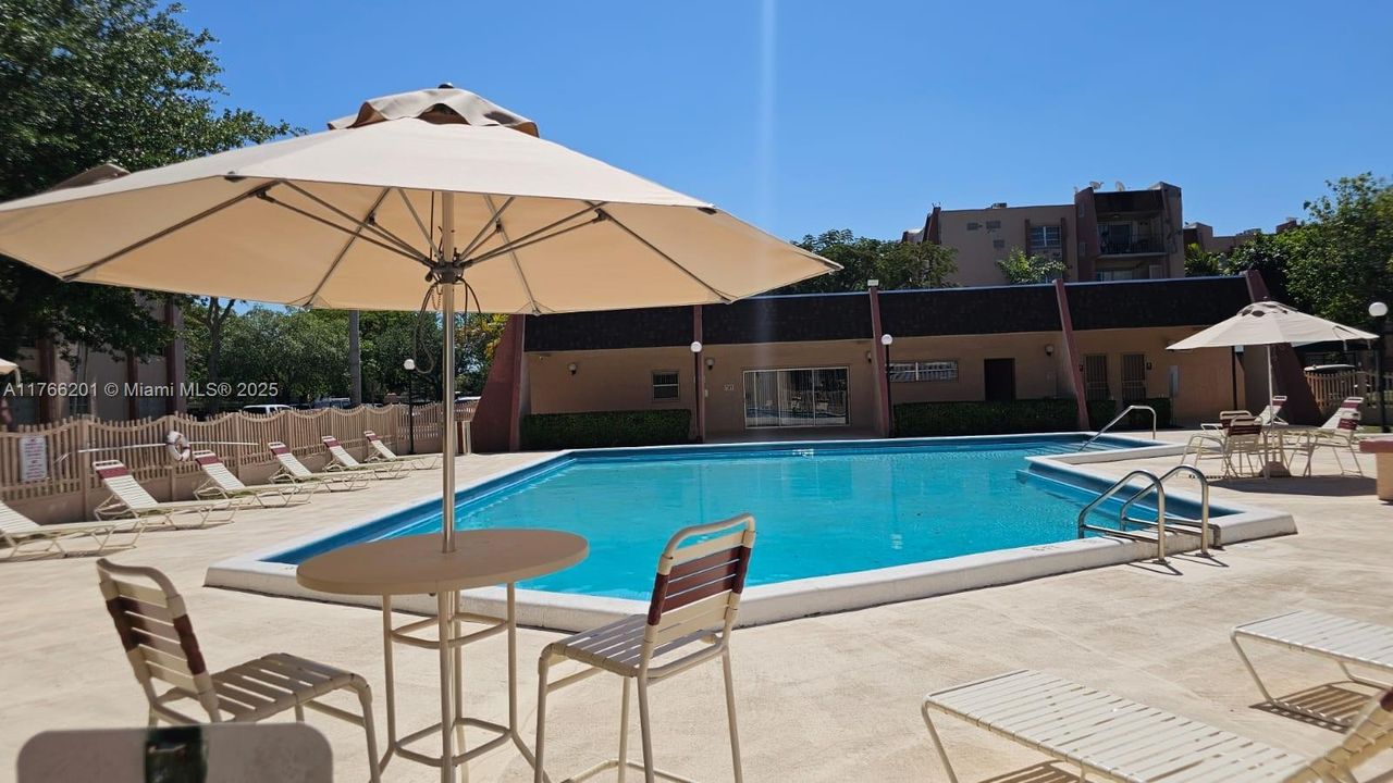 For Sale: $250,000 (2 beds, 2 baths, 1003 Square Feet)