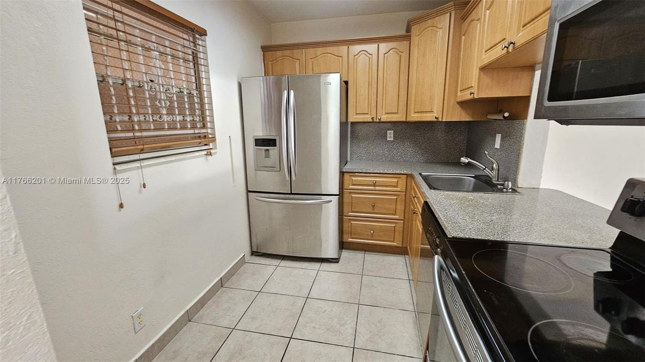 For Sale: $250,000 (2 beds, 2 baths, 1003 Square Feet)