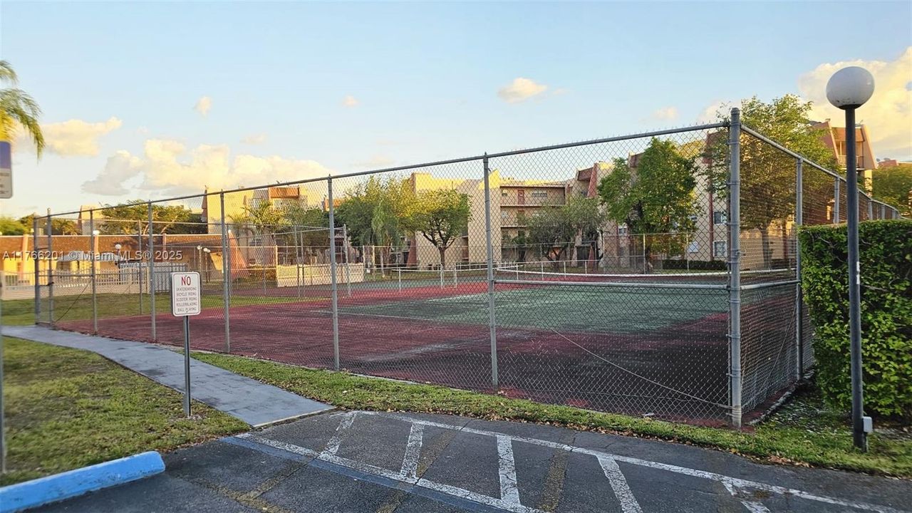 For Sale: $250,000 (2 beds, 2 baths, 1003 Square Feet)