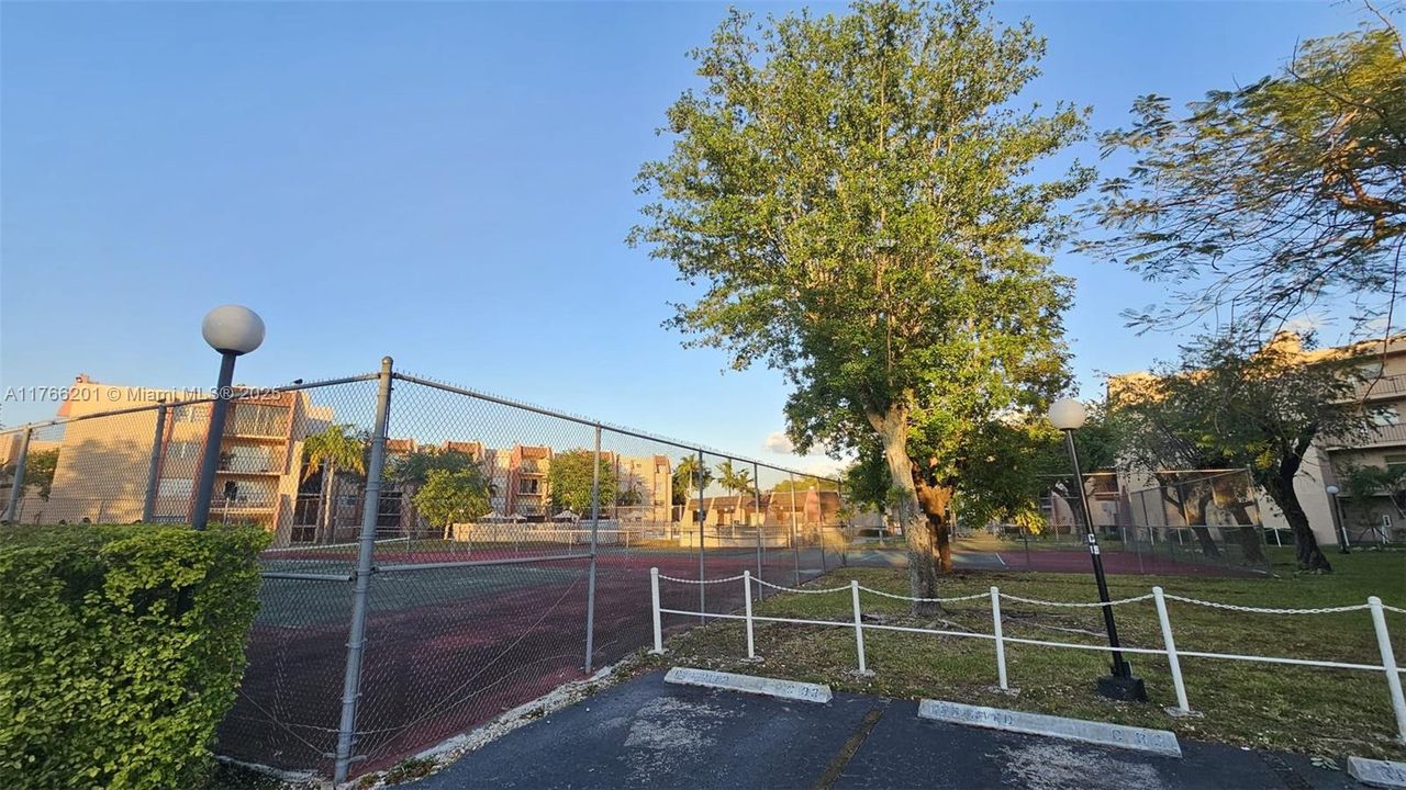 For Sale: $250,000 (2 beds, 2 baths, 1003 Square Feet)