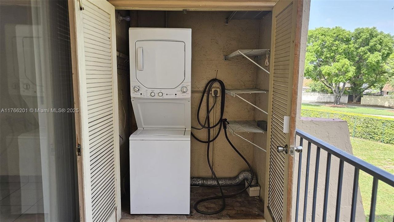 For Sale: $250,000 (2 beds, 2 baths, 1003 Square Feet)