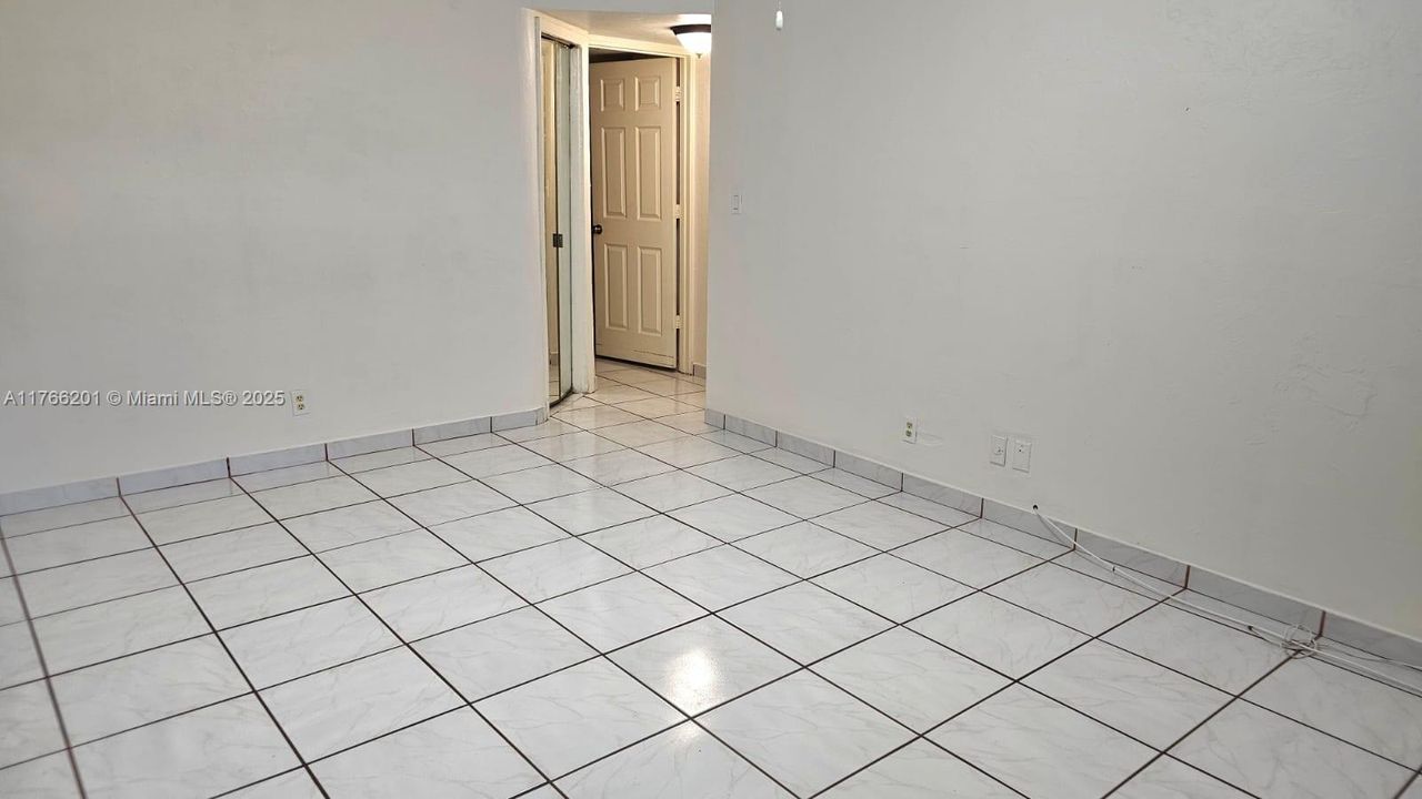 For Sale: $250,000 (2 beds, 2 baths, 1003 Square Feet)