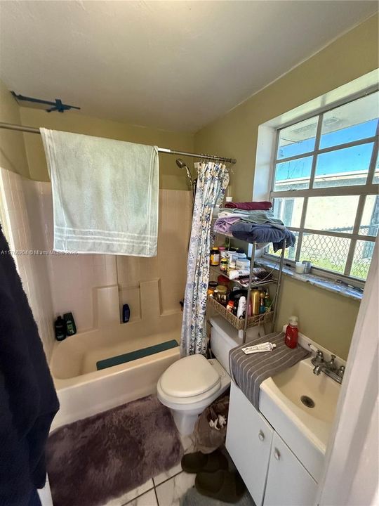 Active With Contract: $393,500 (3 beds, 2 baths, 1322 Square Feet)