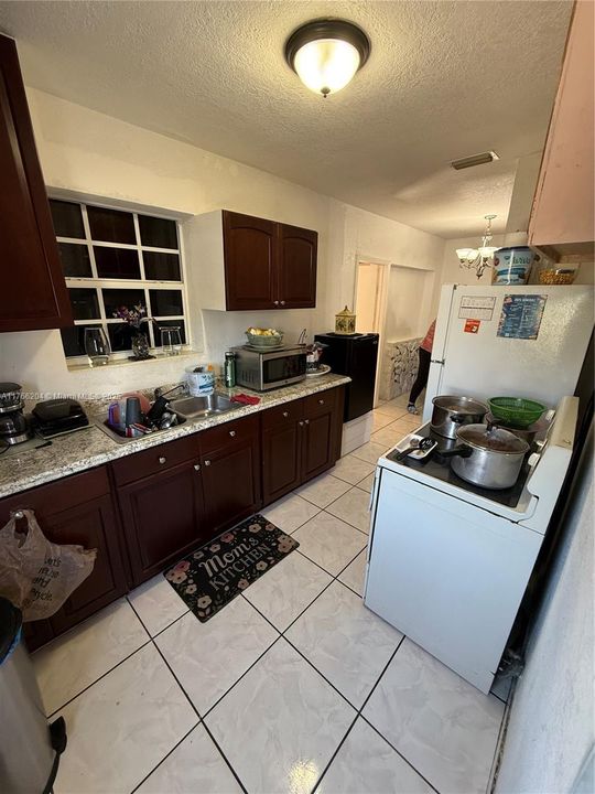 Active With Contract: $393,500 (3 beds, 2 baths, 1322 Square Feet)