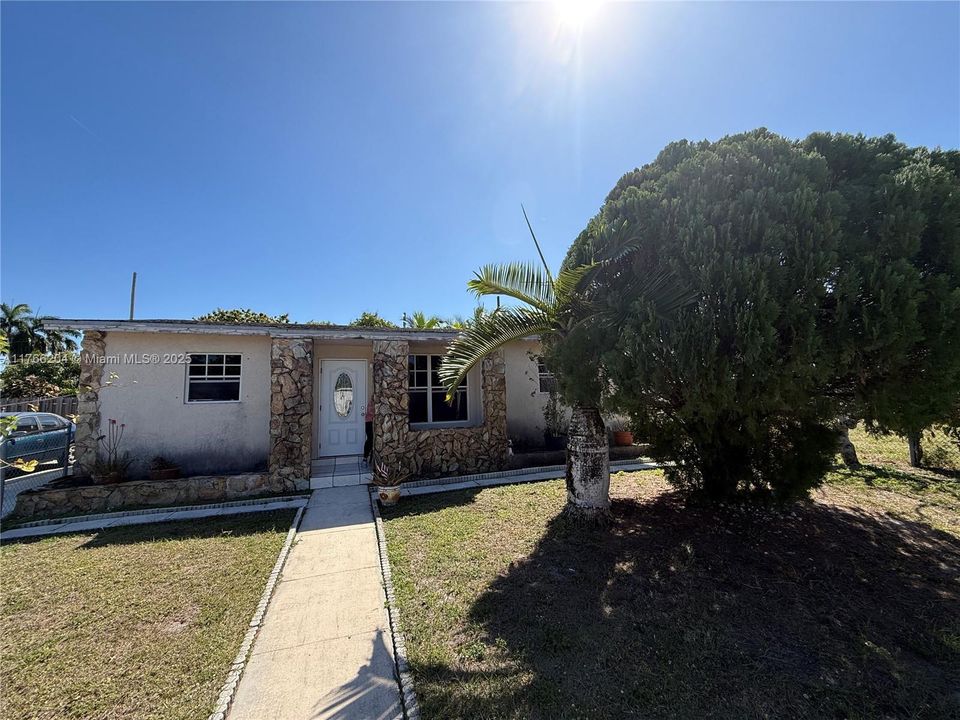 Active With Contract: $393,500 (3 beds, 2 baths, 1322 Square Feet)