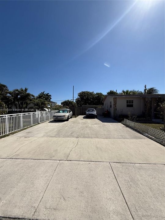 Active With Contract: $393,500 (3 beds, 2 baths, 1322 Square Feet)