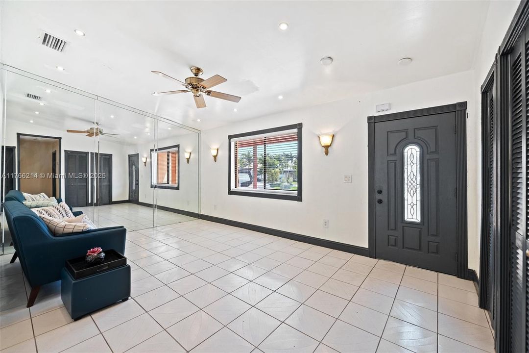 最近售出: $425,000 (2 贝兹, 2 浴室, 1052 平方英尺)