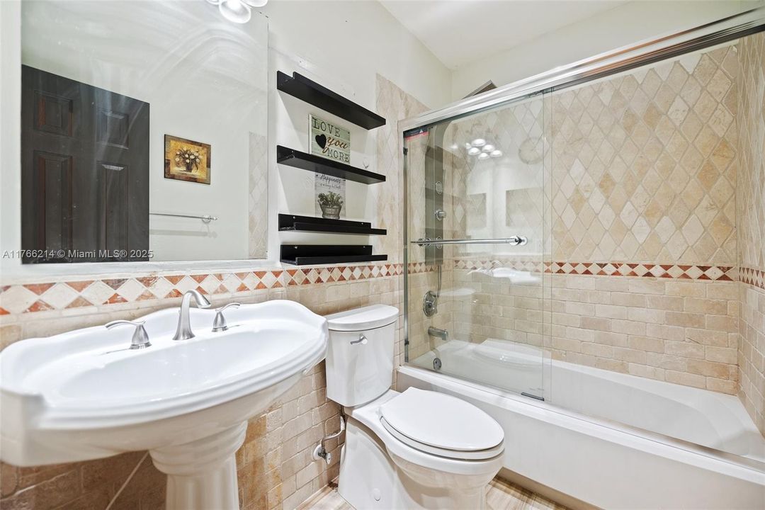 最近售出: $425,000 (2 贝兹, 2 浴室, 1052 平方英尺)