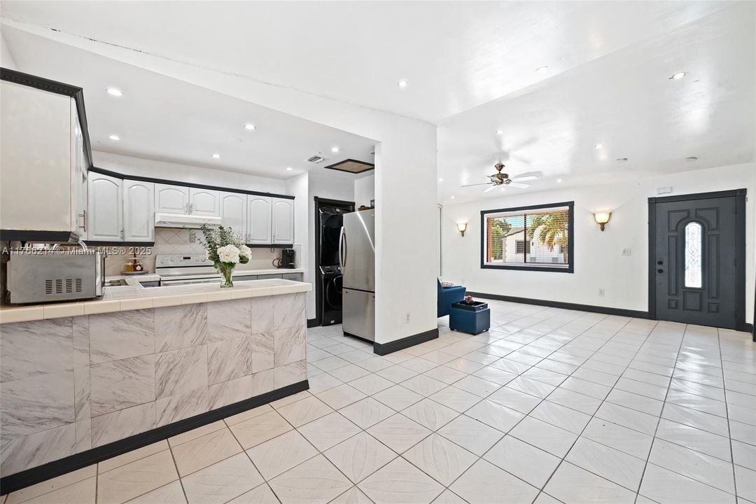 最近售出: $425,000 (2 贝兹, 2 浴室, 1052 平方英尺)