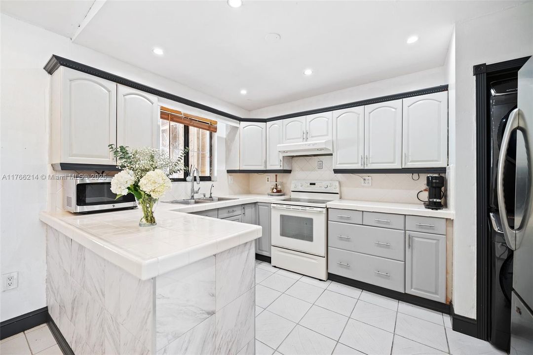 最近售出: $425,000 (2 贝兹, 2 浴室, 1052 平方英尺)