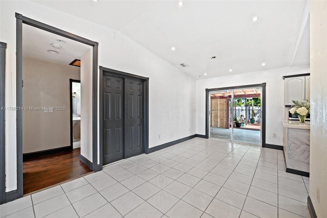 最近售出: $425,000 (2 贝兹, 2 浴室, 1052 平方英尺)