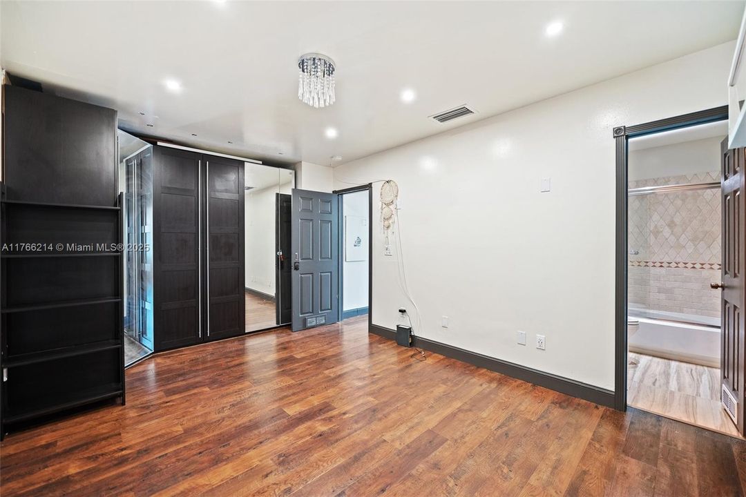 最近售出: $425,000 (2 贝兹, 2 浴室, 1052 平方英尺)