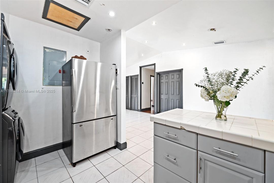 最近售出: $425,000 (2 贝兹, 2 浴室, 1052 平方英尺)