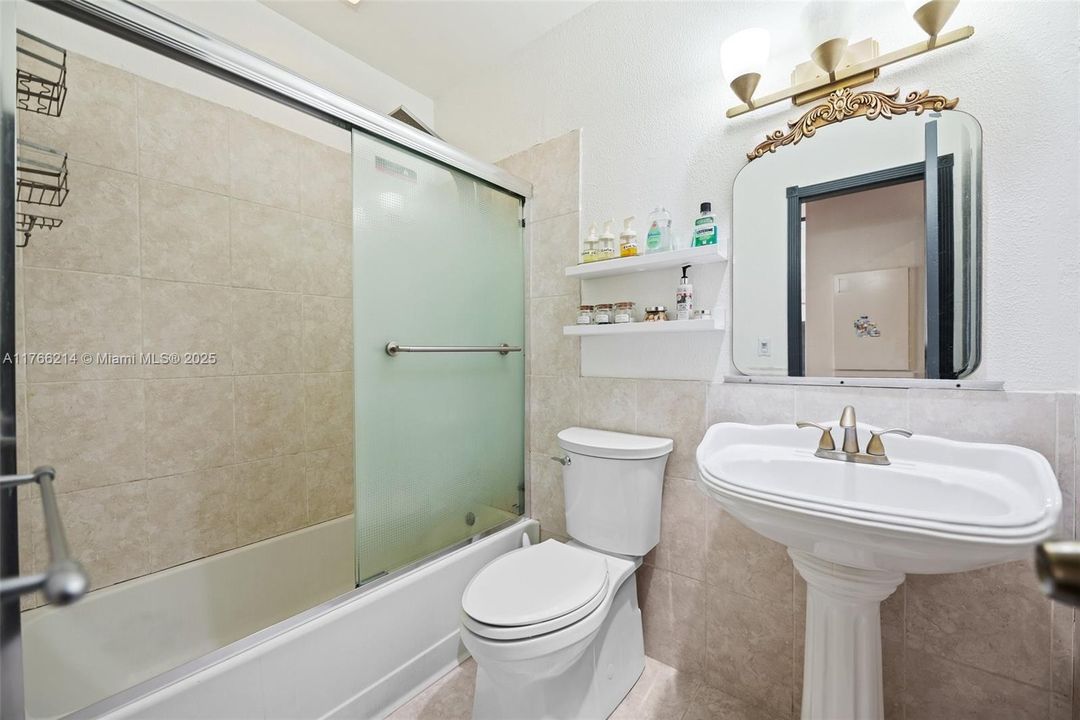 最近售出: $425,000 (2 贝兹, 2 浴室, 1052 平方英尺)