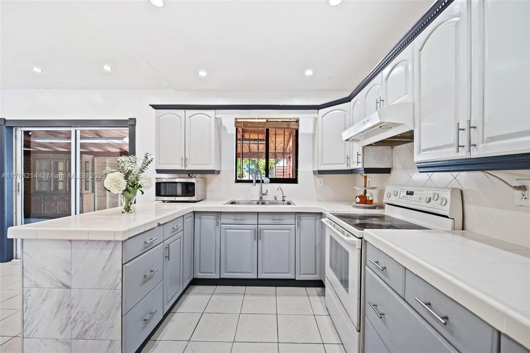 最近售出: $425,000 (2 贝兹, 2 浴室, 1052 平方英尺)