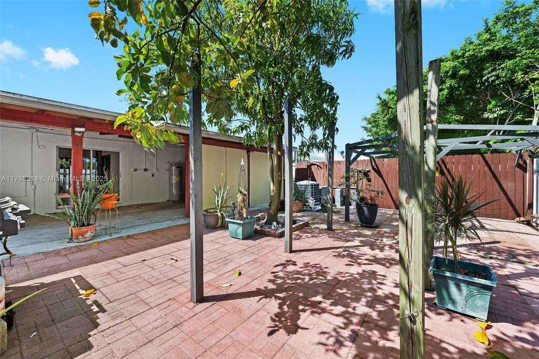 最近售出: $425,000 (2 贝兹, 2 浴室, 1052 平方英尺)