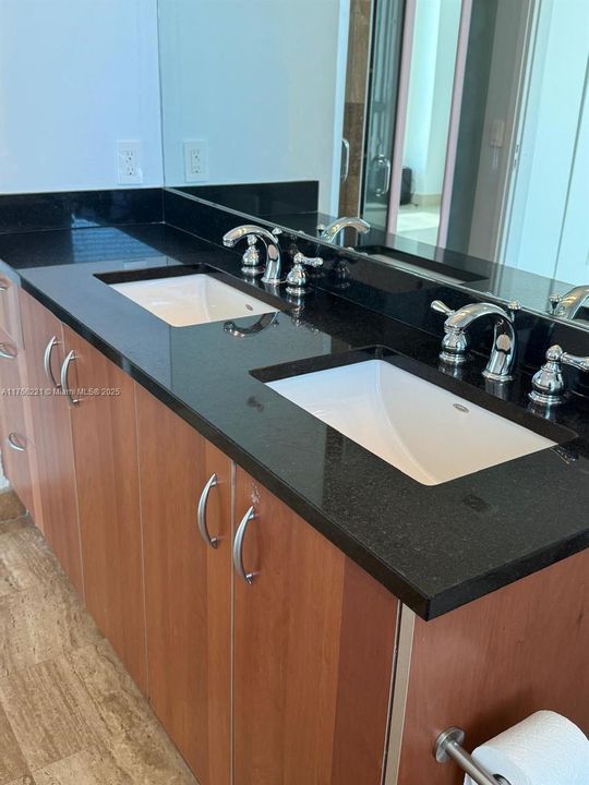 Recently Sold: $729,000 (2 beds, 2 baths, 1126 Square Feet)