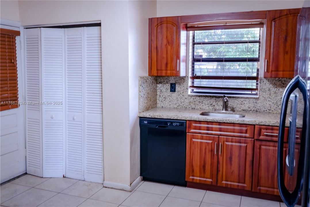 Recently Rented: $2,700 (3 beds, 1 baths, 1104 Square Feet)