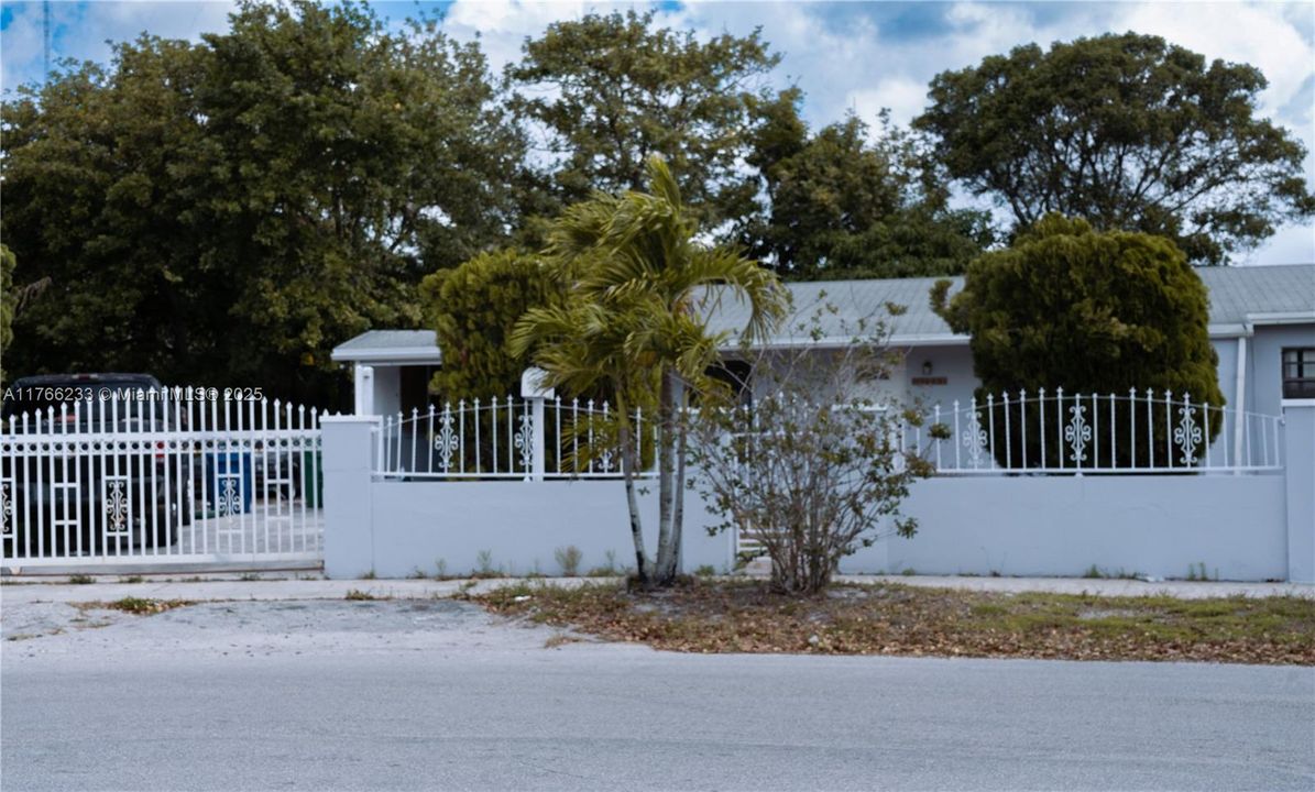 Recently Rented: $2,700 (3 beds, 1 baths, 1104 Square Feet)