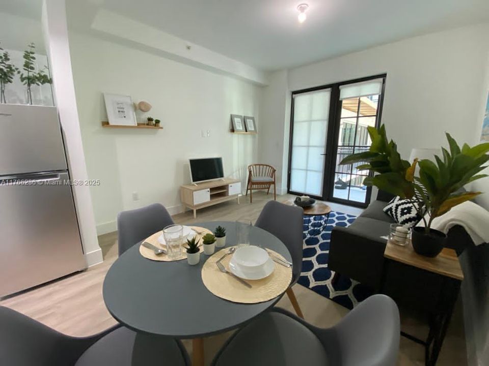 最近租的: $1,950 (1 贝兹, 1 浴室, 408 平方英尺)