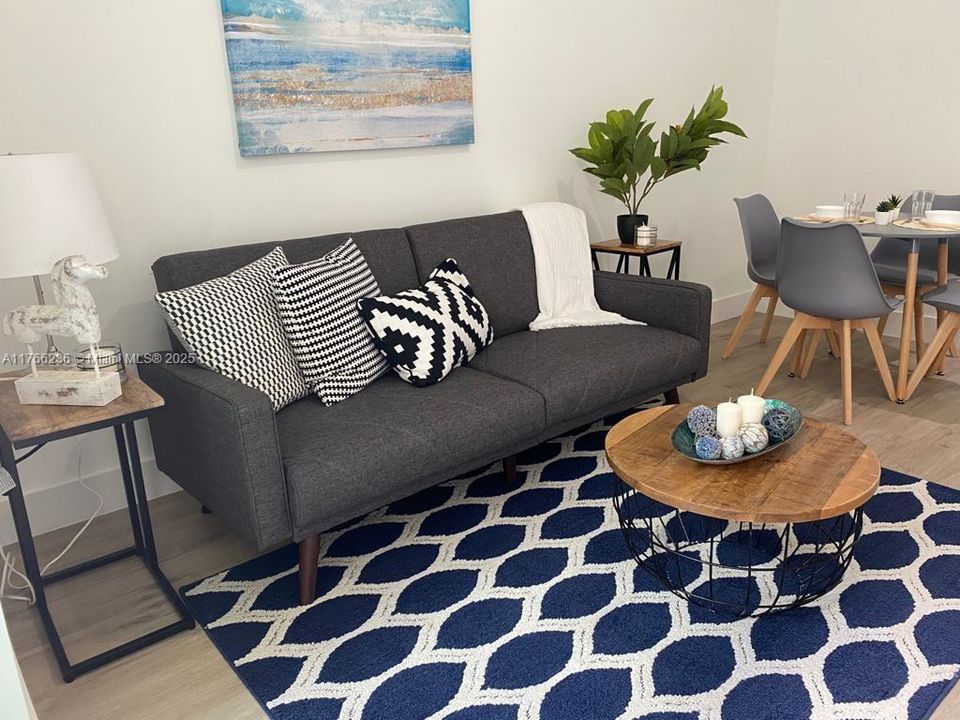 最近租的: $1,950 (1 贝兹, 1 浴室, 408 平方英尺)