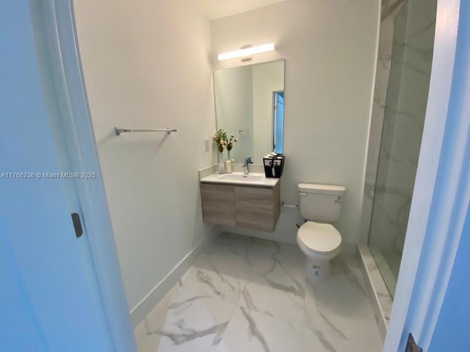 最近租的: $1,950 (1 贝兹, 1 浴室, 408 平方英尺)