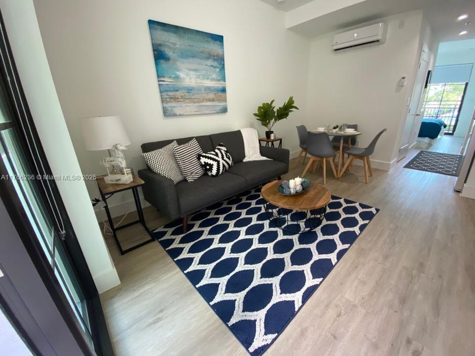 最近租的: $1,950 (1 贝兹, 1 浴室, 408 平方英尺)