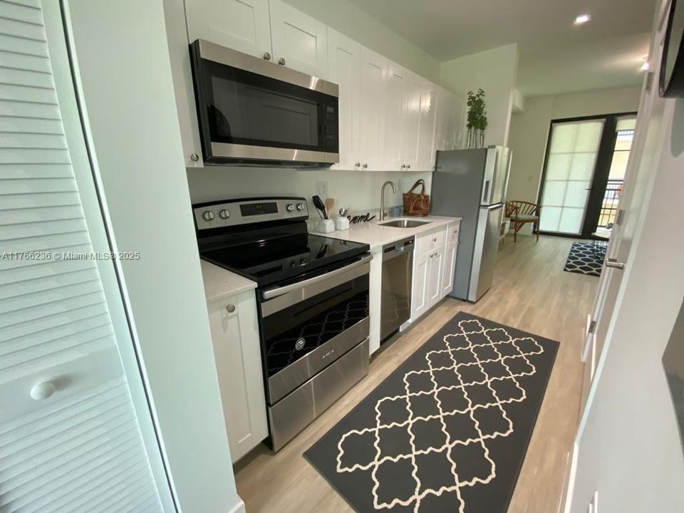 最近租的: $1,950 (1 贝兹, 1 浴室, 408 平方英尺)