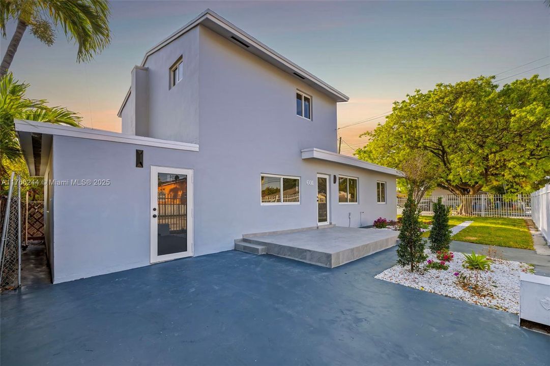 Recently Sold: $720,000 (6 beds, 3 baths, 2000 Square Feet)