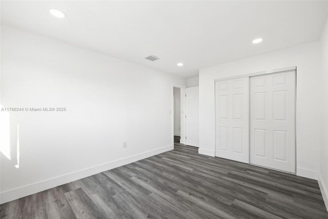 Recently Sold: $720,000 (6 beds, 3 baths, 2000 Square Feet)