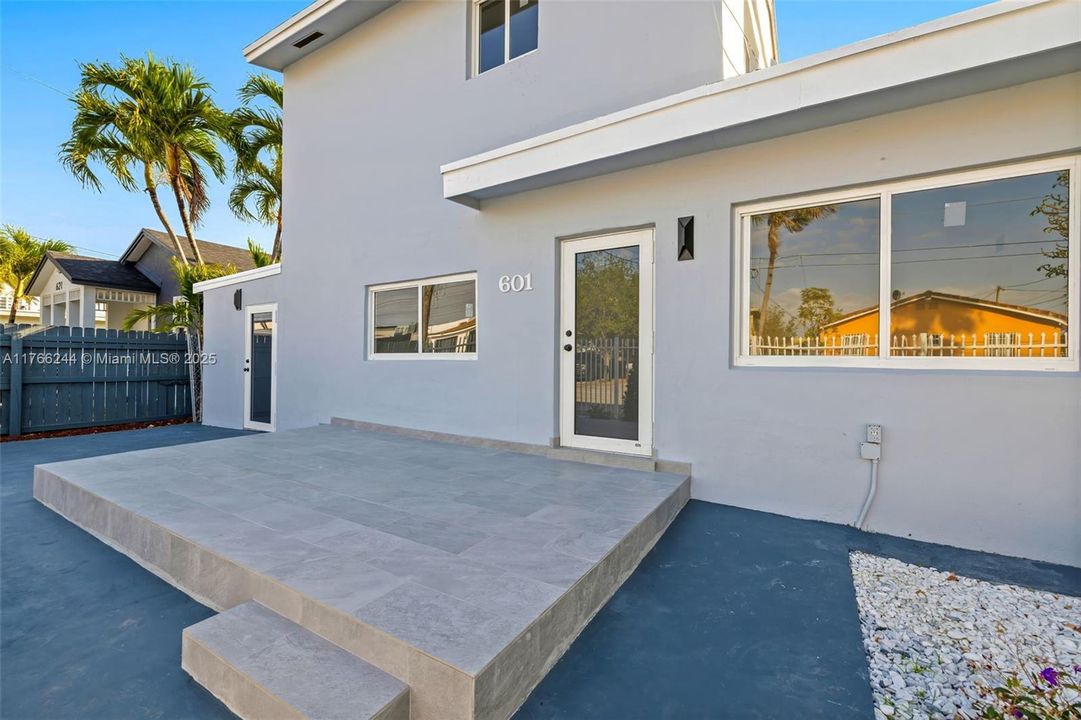 Recently Sold: $720,000 (6 beds, 3 baths, 2000 Square Feet)