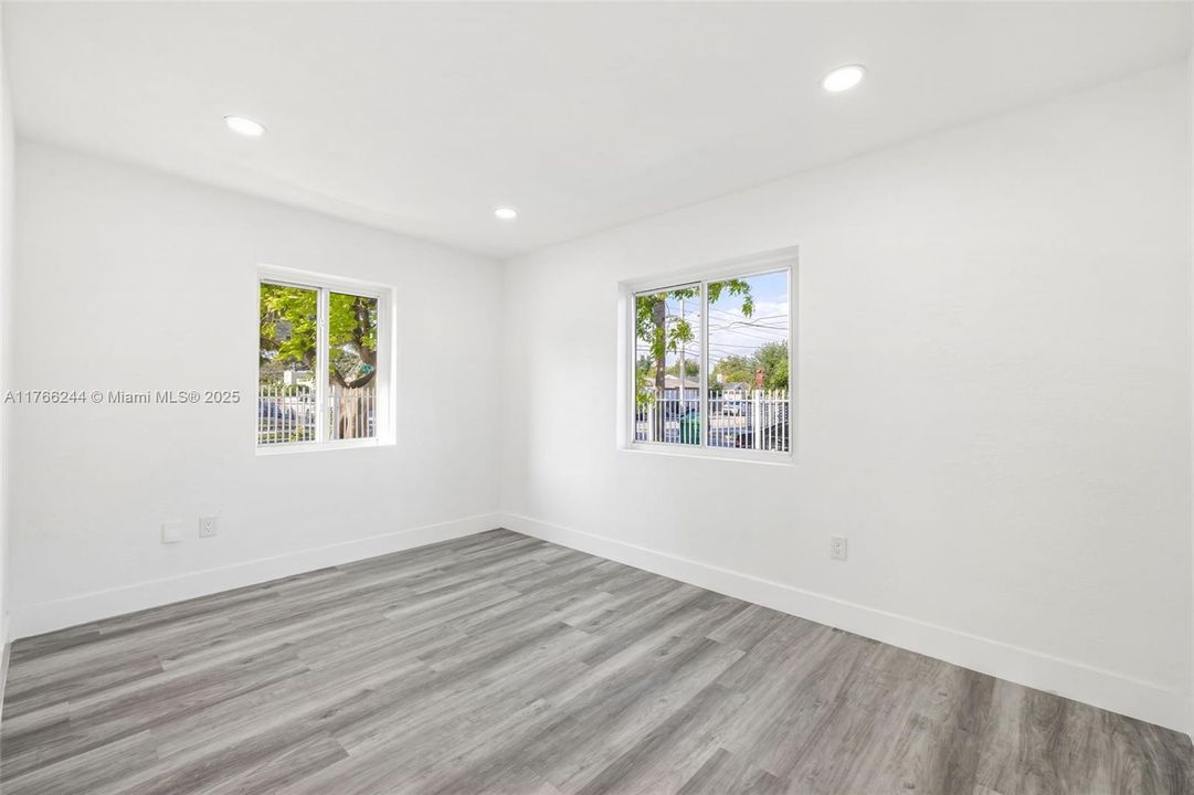 Recently Sold: $720,000 (6 beds, 3 baths, 2000 Square Feet)