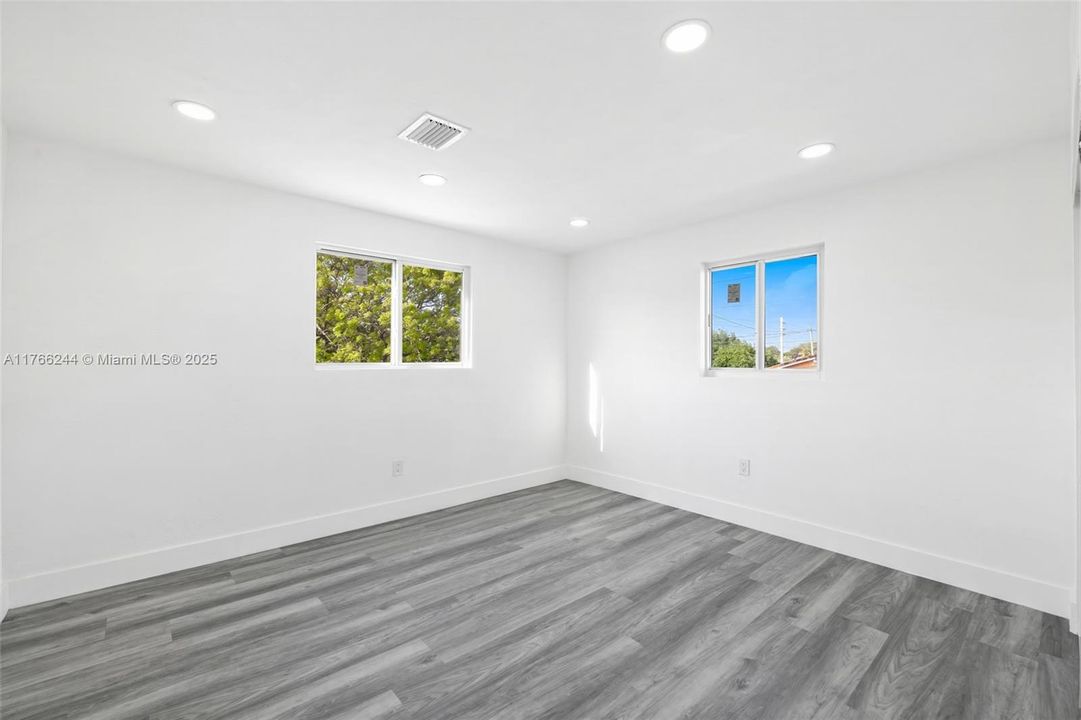 Recently Sold: $720,000 (6 beds, 3 baths, 2000 Square Feet)