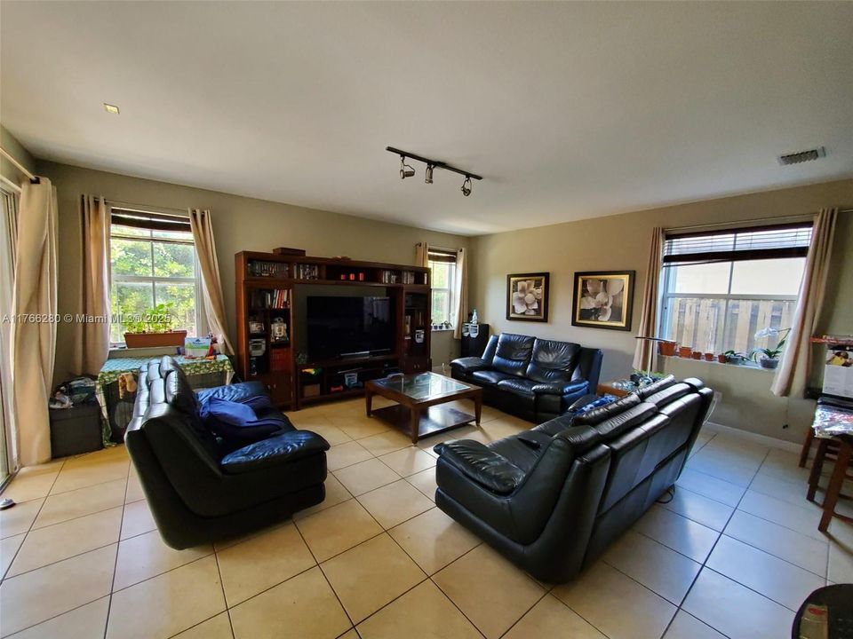 For Sale: $1,040,000 (4 beds, 4 baths, 3053 Square Feet)