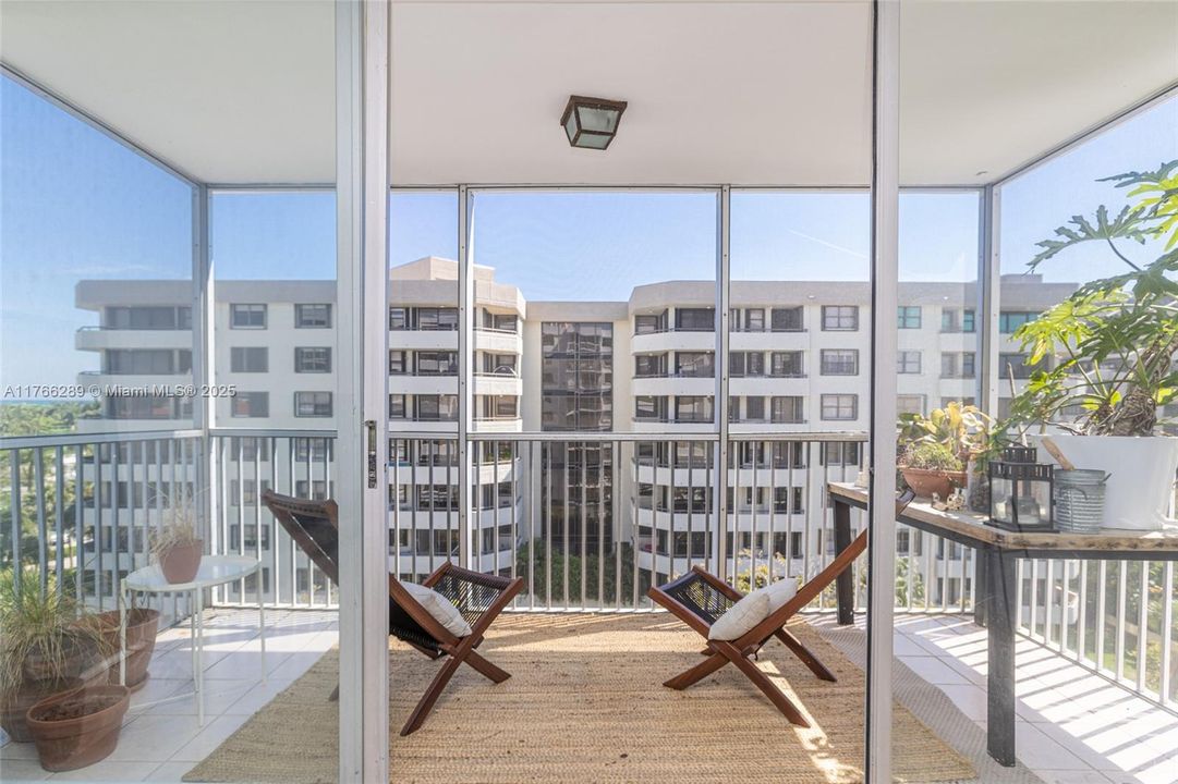 For Sale: $799,000 (2 beds, 2 baths, 1335 Square Feet)