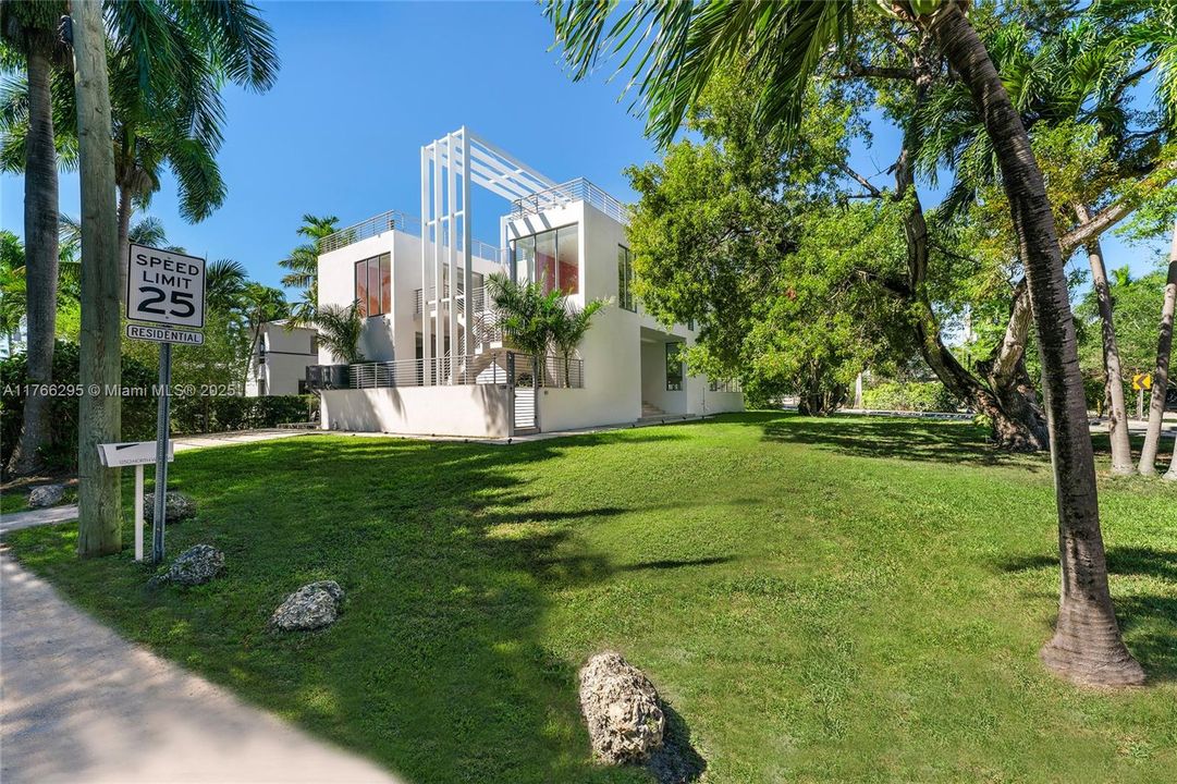 На продажу: $7,000,000 (7 спален, 7 ванн, 5016 Квадратных фут)